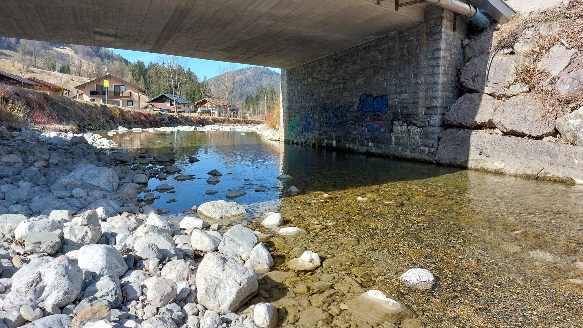 Flache Rieselstrecke des Mörtelbachs – Lebensraum für Bachforellen