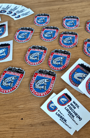 SSFV-Aufkleber & Aufnäher – jetzt wieder erhältlich! Zeig deine Verbundenheit zum Salzburger Sportfischerei-Verein – am Auto, auf der Ausrüstung oder auf deiner Fischerweste.