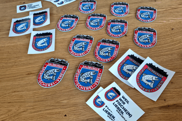 SSFV-Aufkleber & Aufnäher – jetzt wieder erhältlich! Zeig deine Verbundenheit zum Salzburger Sportfischerei-Verein – am Auto, auf der Ausrüstung oder auf deiner Fischerweste.